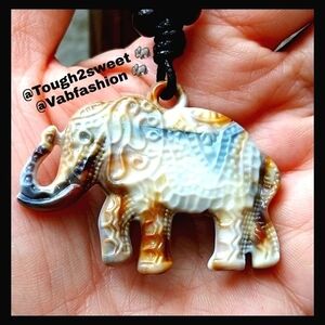 ARTISAN CARVED RESIN HIGHLY DETAILED ADJUSTABLE ELEPHANT NECKLACE W/ BOX (EL8)